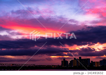 夕焼けに染まる空 夕焼けに染まる空 141491632