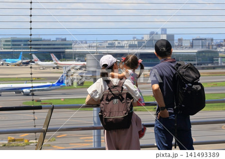 飛行機を眺める家族 空港の展望デッキ 飛行機を眺める家族 空港の展望デッキ 141493389