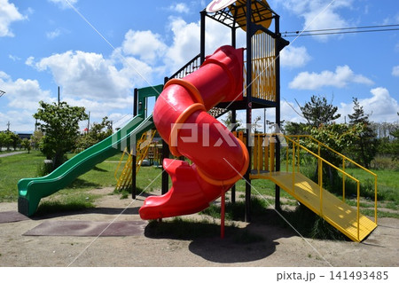 児童公園の遊具 141493485