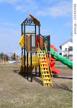 児童公園の遊具 141493486