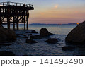 海辺の夕暮れ 141493490