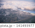 飛行機の窓からの風景 141493977