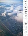 飛行機の窓からの風景 141493978