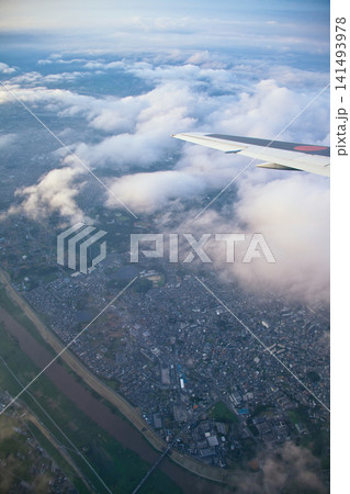 飛行機の窓からの風景 141493978