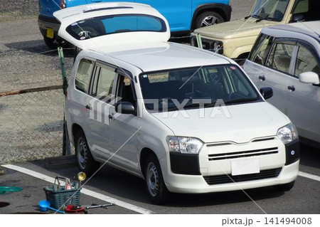 駐車場に並んだ乗用車 141494008