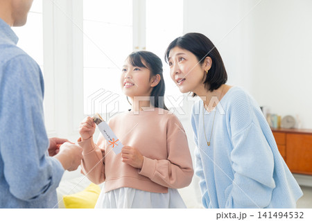 お年玉をもらう小学生　 141494532