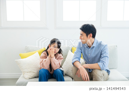 会話する父と小学生の女の子 141494543