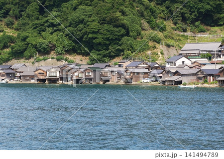 舟屋の並ぶ風景 141494789