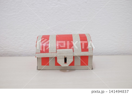 段ボールで作った宝箱(小) 手作り 段ボールで作った宝箱(小) 手作り 141494837
