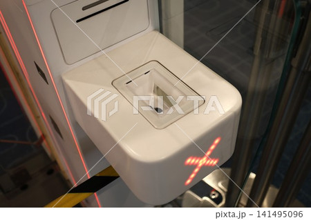 羽田空港の搭乗口のゲートの読み取り部分 羽田空港の搭乗口のゲートの読み取り部分 141495096