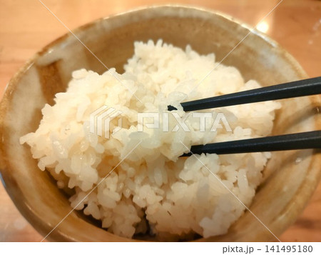 箸で持ち上げた炊きたての白いご飯 箸で持ち上げた炊きたての白いご飯 141495180
