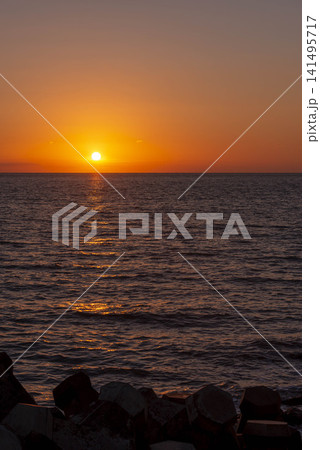 苫小牧沖の夕焼けと海が作る黄金色の夜明けの風景 苫小牧沖の夕焼けと海が作る黄金色の夜明けの風景 141495717