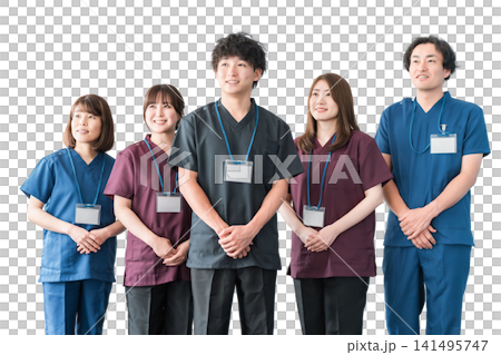 スクラブを着た医師・介護士・整体師の男女 141495747