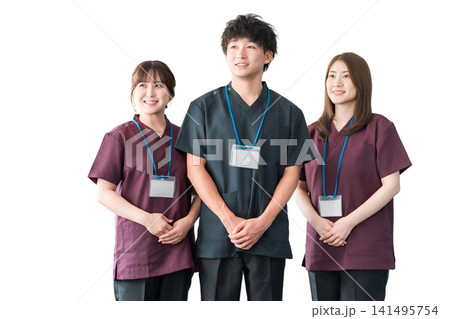スクラブを着た医師,ドクター,看護師の男女スタッフ スクラブを着た医師,ドクター,看護師の男女スタッフ 141495754