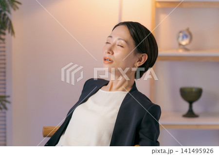 ぐったりとしたスーツの女性 ぐったりとしたスーツの女性 141495926