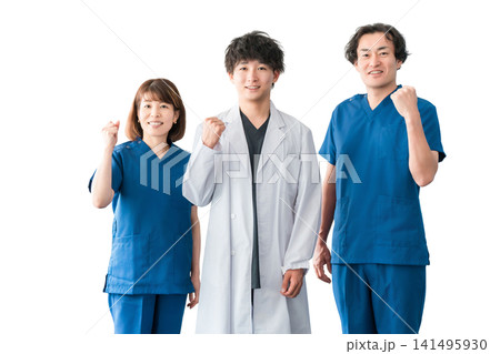 ガッツポーズをする白衣,スクラブを着た医師,看護師の男女スタッフ ガッツポーズをする白衣,スクラブを着た医師,看護師の男女スタッフ 141495930