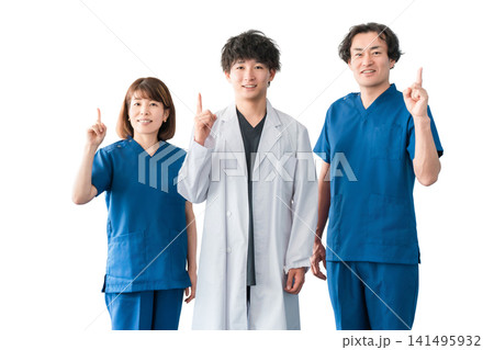 白衣,スクラブを着た医師,ドクター,看護師の医療従事者の男女スタッフ 141495932