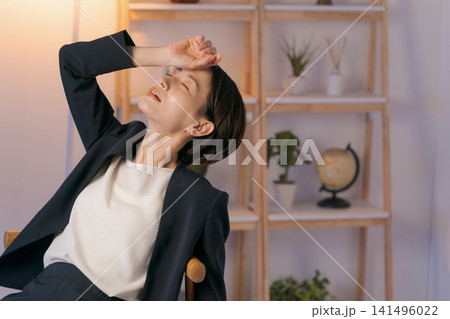 ぐったりとしたスーツの女性 ぐったりとしたスーツの女性 141496022