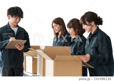 ダンボールに荷物を詰める運送・物流・宅急便・宅配便・流通・配達・宅配業者の作業員 141496116