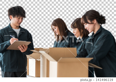 ダンボールに荷物を詰める運送・物流・宅急便・宅配便・流通・配達・宅配業者の作業員 ダンボールに荷物を詰める運送・物流・宅急便・宅配便・流通・配達・宅配業者の作業員 141496119