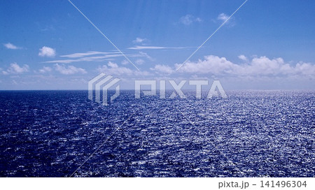 輝く水平線と青空が広がる与那国島の海 141496304