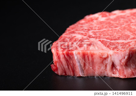 黒い背景の牛肉 黒い背景の牛肉 141496911