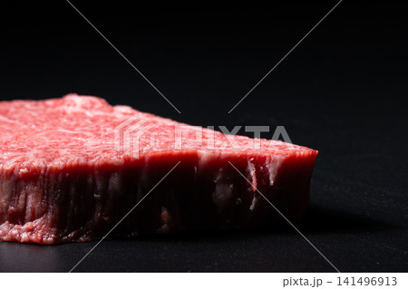 黒い背景の牛肉 141496913