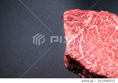 黒い背景の牛肉 141496915