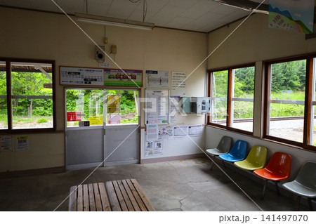 初夏〜夏の北海道、丘の町、美瑛にある秘境駅、美馬牛駅、ジェイアール北海道、レトロな駅舎でのんびり 141497070