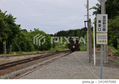 初夏〜夏の北海道、丘の町、美瑛にある秘境駅、美馬牛駅、ジェイアール北海道、レトロな駅舎でのんびり 141497080
