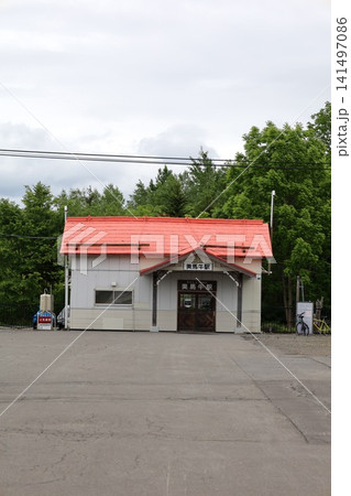 初夏〜夏の北海道、丘の町、美瑛にある秘境駅、美馬牛駅、ジェイアール北海道、レトロな駅舎でのんびり 141497086