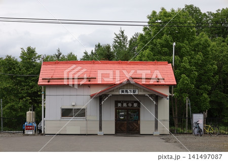 初夏〜夏の北海道、丘の町、美瑛にある秘境駅、美馬牛駅、ジェイアール北海道、レトロな駅舎でのんびり 初夏〜夏の北海道、丘の町、美瑛にある秘境駅、美馬牛駅、ジェイアール北海道、レトロな駅舎でのんびり 141497087