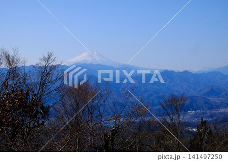 【神奈川県】陣場山から望む冬の丹沢山系と富士山 【神奈川県】陣場山から望む冬の丹沢山系と富士山 141497250