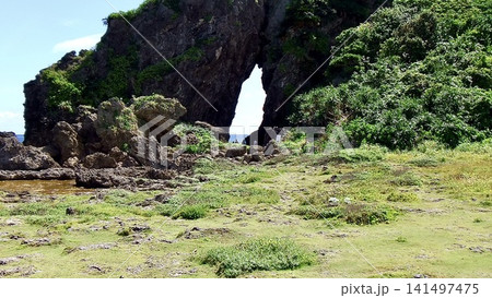 沖縄県久米島ミーフガーの巨大な奇岩 沖縄県久米島ミーフガーの巨大な奇岩 141497475