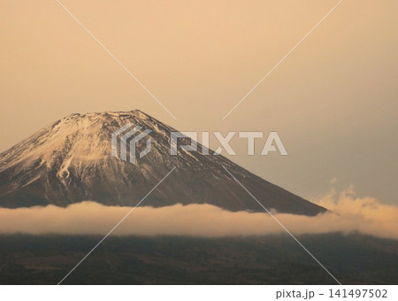 静岡県 朝霧高原、夜の準備に入る「富士山」 141497502