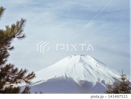 山梨県山中湖、薄曇りの 2月の「富士山」 山梨県山中湖、薄曇りの 2月の「富士山」 141497521