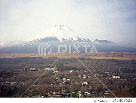 山梨県山中湖村、高台から冬の住宅街と霞む「富士山」 141497522