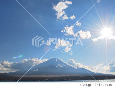 山梨県  山中湖、碧い空と太陽と「富士山」 141497530