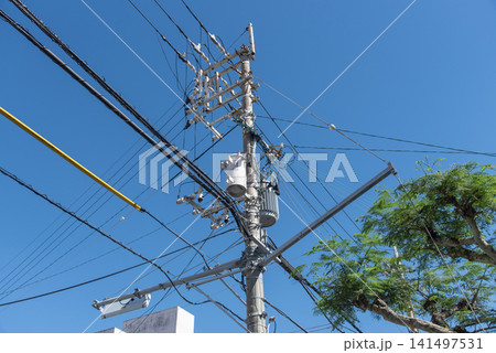 快晴の空と電柱と四方に広がる電線 快晴の空と電柱と四方に広がる電線 141497531