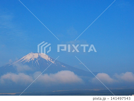 6月の山梨県山中湖、碧い空と白い雲「富士山」Am6.16 6月の山梨県山中湖、碧い空と白い雲「富士山」Am6.16 141497543