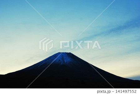 静岡県 朝霧高原、早朝の「富士山」Am6.49 141497552