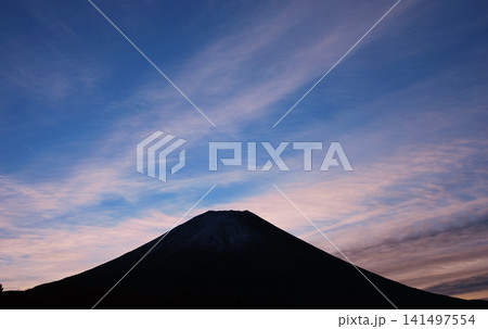 静岡県朝霧高原、早朝の「富士山」Am7.17 静岡県朝霧高原、早朝の「富士山」Am7.17 141497554
