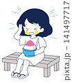 かき氷を食べて頭が痛くなっている女の子 141497717