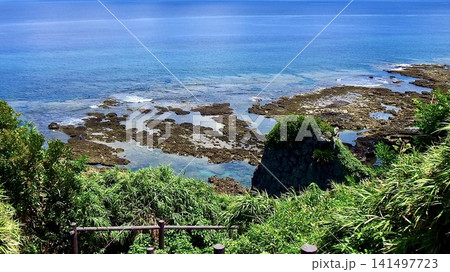 沖縄県久米島高台から望むサンゴ礁の海 沖縄県久米島高台から望むサンゴ礁の海 141497723