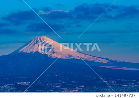 【静岡県】伊豆から望む富士山　夜明け 141497737