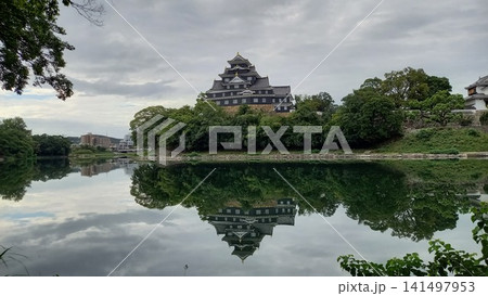 岡山城　後楽園からの天守閣 141497953