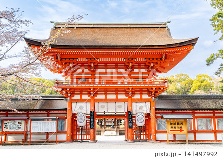 平安京遷都に国家鎮護の格式の高い神社として 賀茂御祖神社(通称:下鴨神社):楼門(重要文化財) 平安京遷都に国家鎮護の格式の高い神社として 賀茂御祖神社(通称:下鴨神社):楼門(重要文化財) 141497992