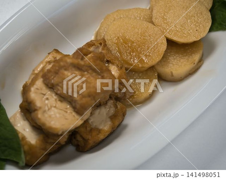 厚揚げとヤマイモの煮物、妻の手作り家庭料理、家庭で楽しむ夕ご飯、幸せ家族、2026/7/23 141498051