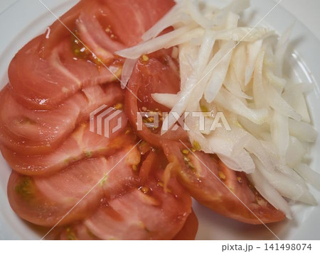 玉ねぎとトマトのスライス、妻の手作り家庭料理、家庭で楽しむ夕ご飯、幸せ家族、2026/7/23 玉ねぎとトマトのスライス、妻の手作り家庭料理、家庭で楽しむ夕ご飯、幸せ家族、2026/7/23 141498074