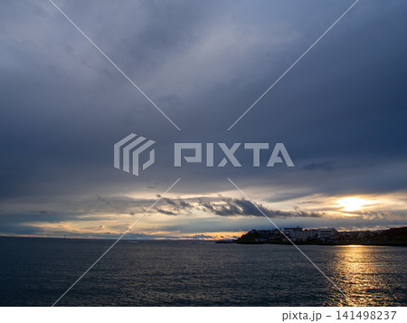 海に沈んでいく夕日 海に沈んでいく夕日 141498237
